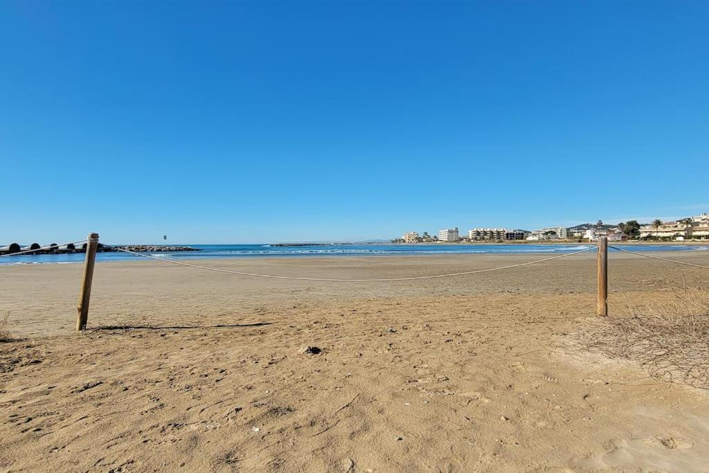 Nice Beachside 2-Bd Apt Near Barcelona Кунит Екстериор снимка